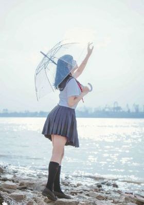 爸爸忘拉手刹俩孩子随车冲进鱼塘